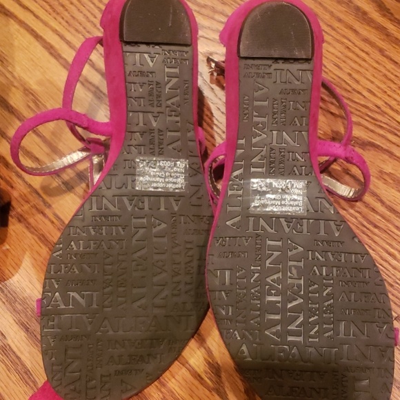 Hot pink flat sandle - Picture 3 of 3